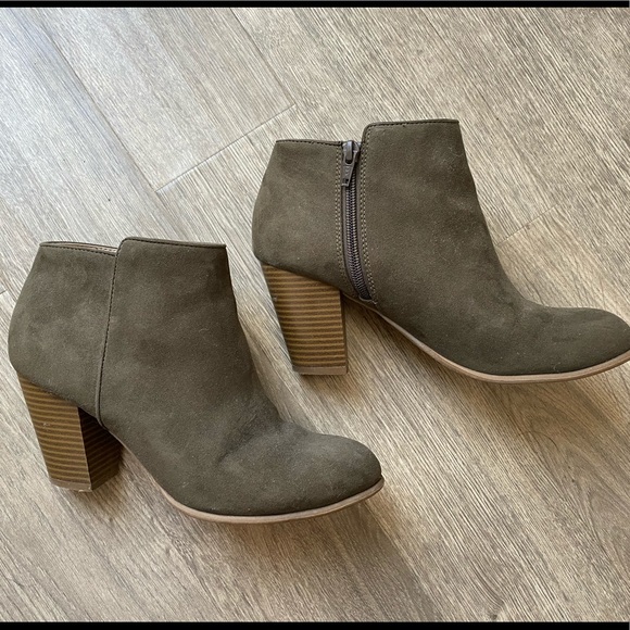 Olive booties - Picture 1 of 3